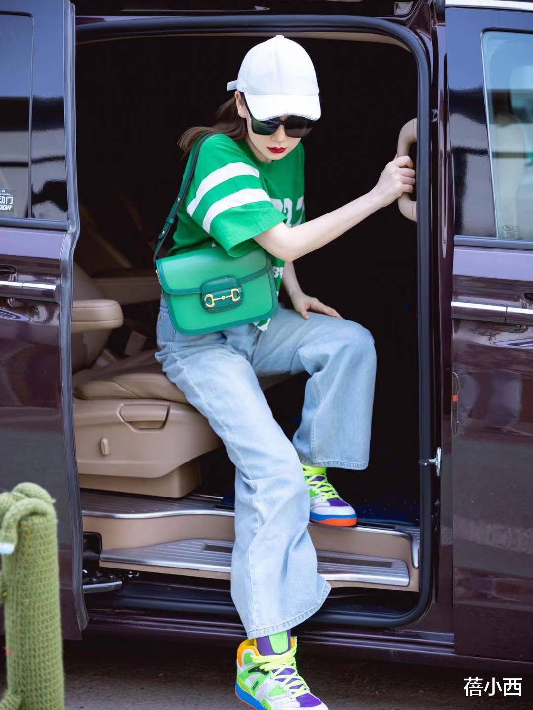 蓓小西|戚薇会穿是数一数二的,简单T恤配牛仔裤,也穿出了三七分比例