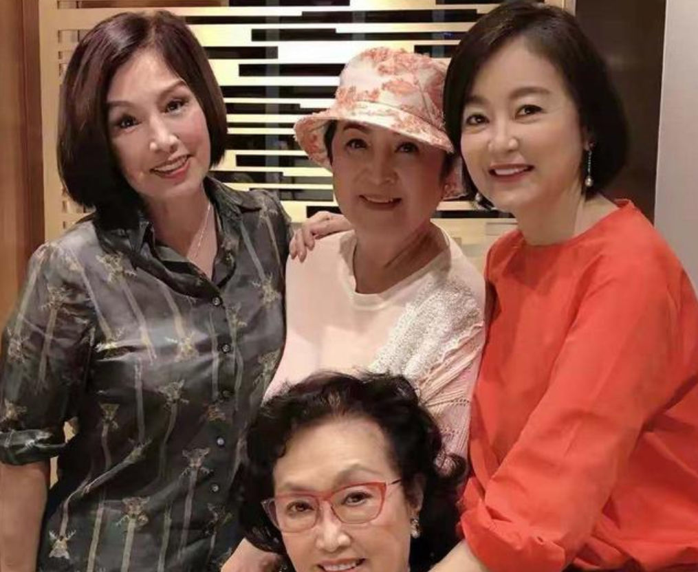 跑步|林青霞现身为葛兰庆生，瘦身成功美出新高度，穿红裙站C位太耀眼