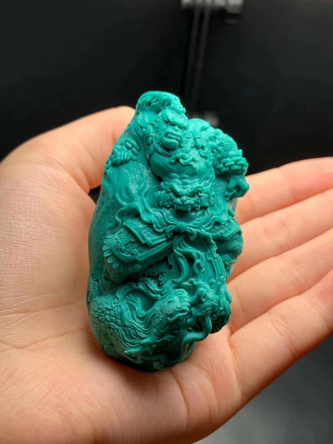 翡翠|文玩儿玉石翡翠珠宝中，绿松石动物类的吊坠猴子题材赏析