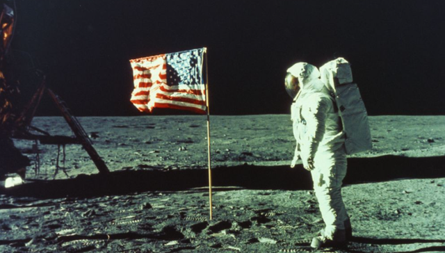 月球 看到月球上的五星红旗,美国登月再遭质疑,为何美国国旗在飘扬?