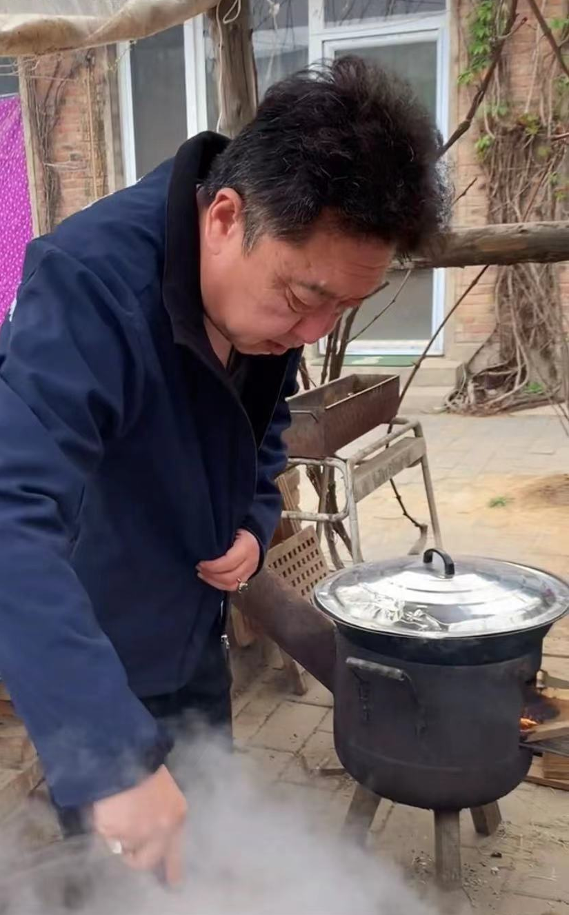 于谦|于谦晒自家农村小院!戴大玉佩生火做饭姿态娴熟,四周环境接地气