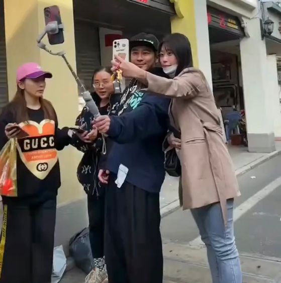 孙耀威|孙耀威在潮州街头开直播，与女粉丝合影亲切和蔼：不像48岁的男人