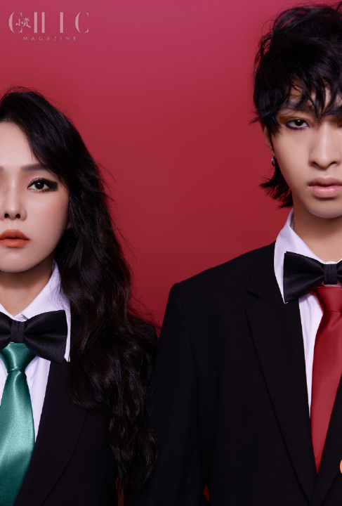 歪骆驼|伊能静与儿子同框拍广告，哈利总算不穿女装了，衬衣配牛仔简直不要太帅