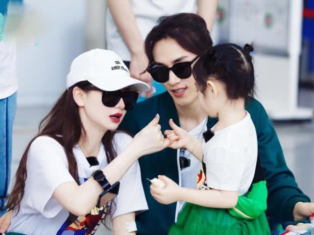 哑铃妈妈|家里谁带娃，孩子将来更聪明？研究成果跟大家想的不同，值得深思