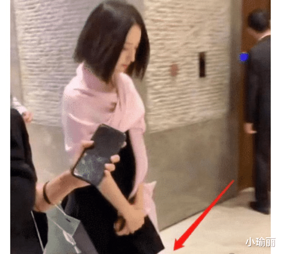 佟丽娅|佟丽娅被强制穿上小黑裙，当镜头对准她的腿，网友：确定37岁？