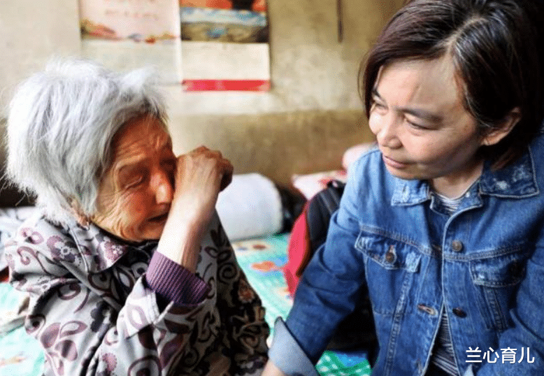 兰心育儿|妈妈带着两个孩子,却只买得起一碗米线,老板的话让人沉默