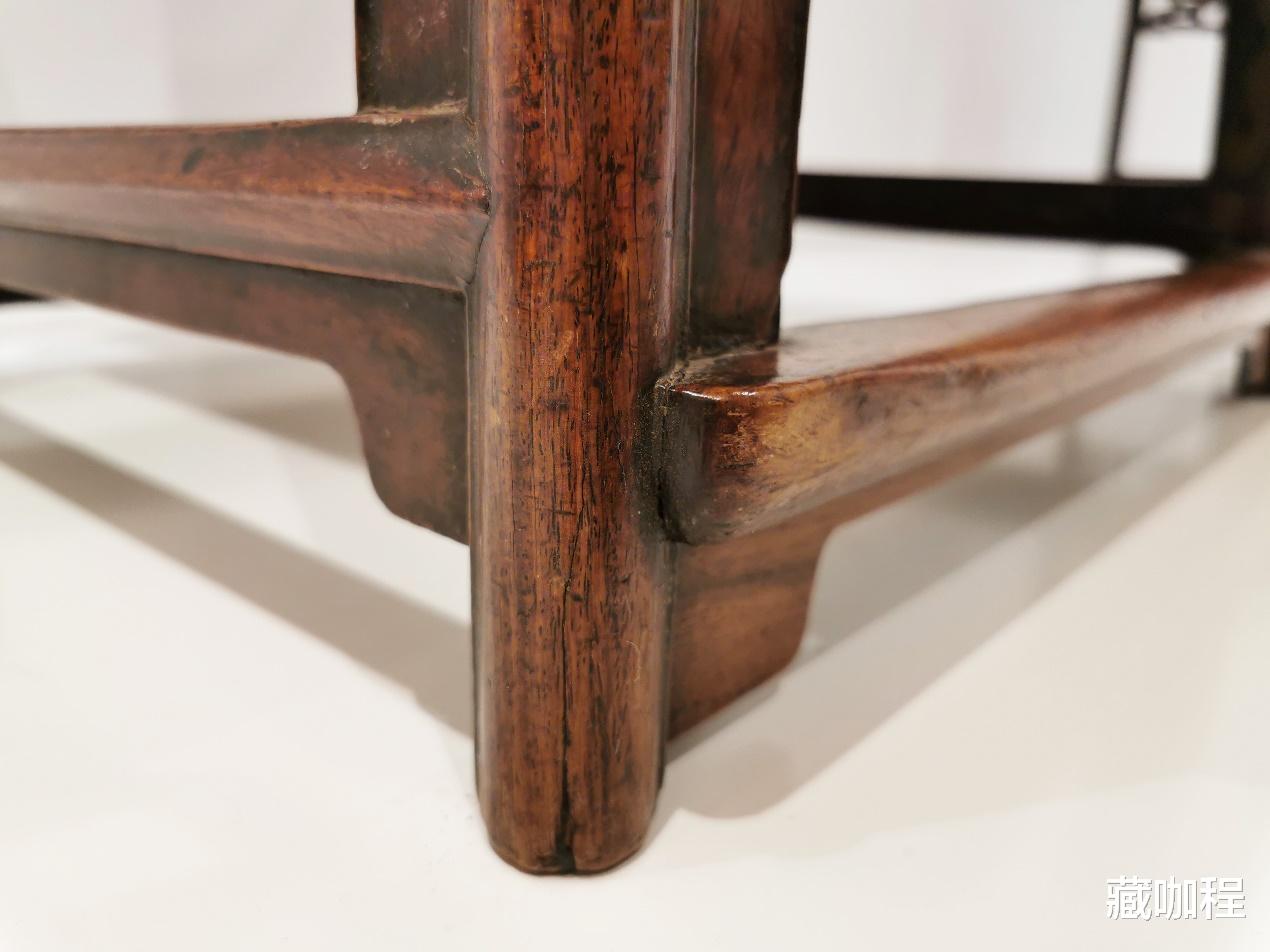 |侧枨上剑脊隐起，黄花梨南官帽椅也霸气