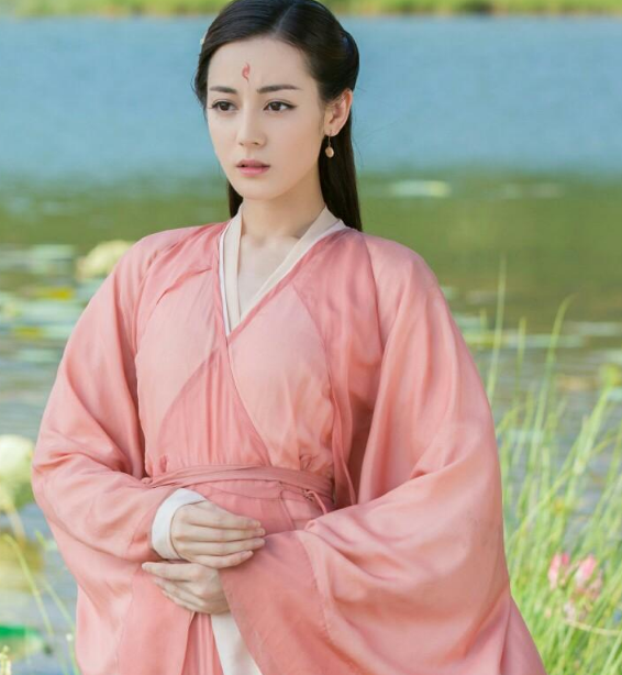 杨幂|杨幂公司的“四朵金花”，前三位都在走下坡，只有她“扶摇直上”