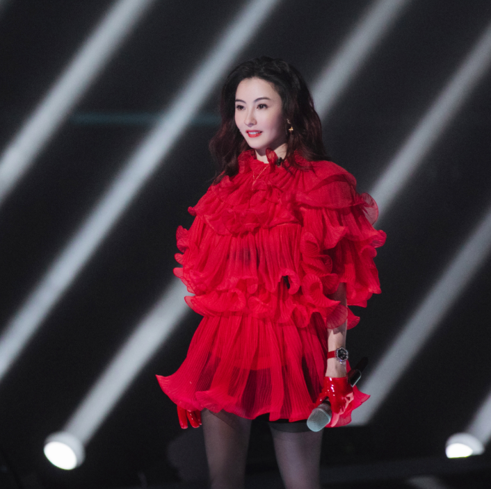 穿衣搭配|张柏芝美得惊艳，王鸥又美又撩，胡静从头到脚不到五百元