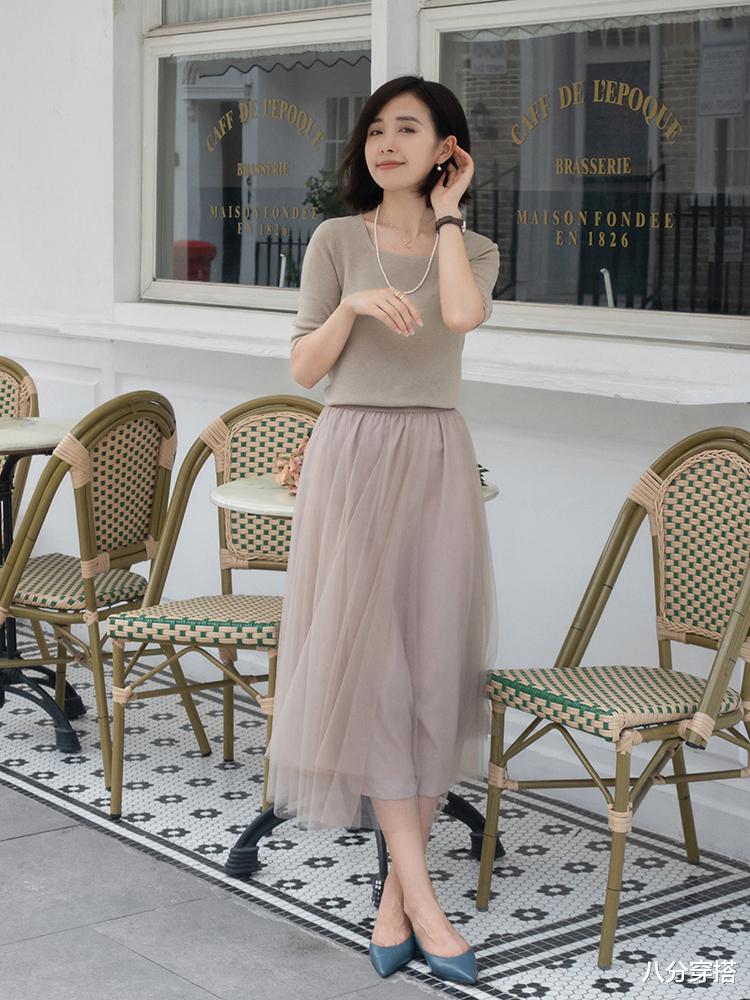 八分穿搭|30+的女性怎么穿才好看，用粗条纹针织衫配薄纱半身裙，高级优雅