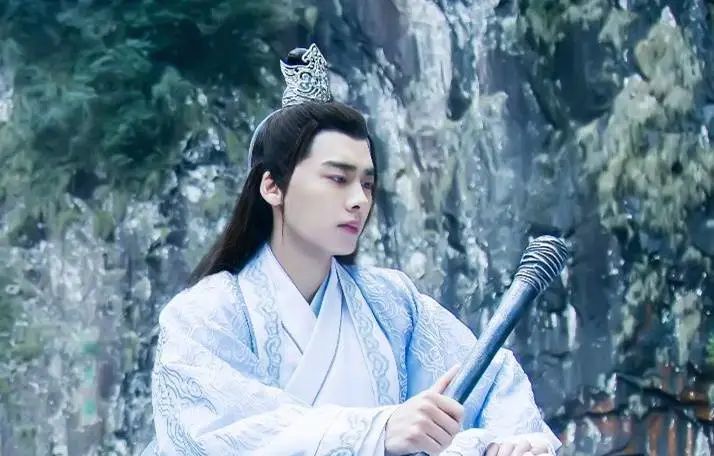 李易峰|终于！34岁李易峰牵手成功！网友：我先嗑为敬