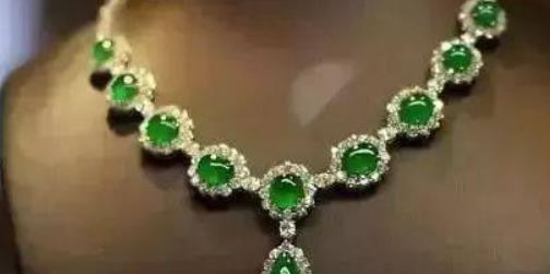 雕刻|都知道好料配好工，来看看工艺对翡翠到底有多大的影响？惊艳到你