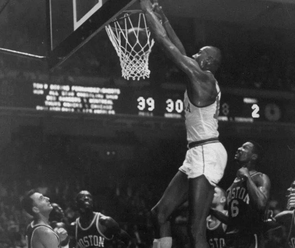 張伯倫|美媒列出了聯(lián)盟歷史上50個(gè)單月場(chǎng)均得分最高的完整列表，現(xiàn)役三人