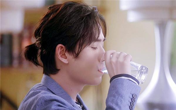 王一博|杨洋喝水，肖战喝水，朱一龙喝水，看到王一博：哪来的小屁孩？