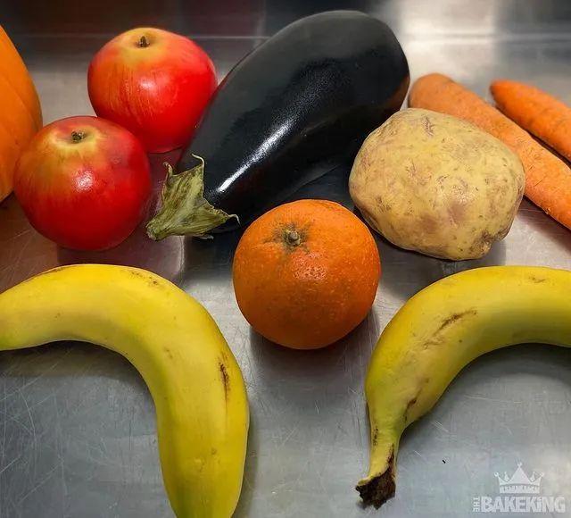 新晚报 小哥做人体蛋糕，吓坏30万网友！太逼真，慎入！惊艳到恐怖