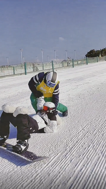 冰火凤|董璇带女儿与新男友滑雪?董璇获男方手拉手教学好甜蜜