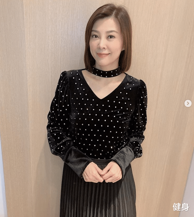 冻龄|49岁方馨晒22岁旧照，自曝冻龄秘诀，肌肤媲美少女