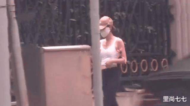 马伊琍|马伊琍私下穿衣太性感，穿紧身小背心身材快瘦成麻杆，却勒出副乳