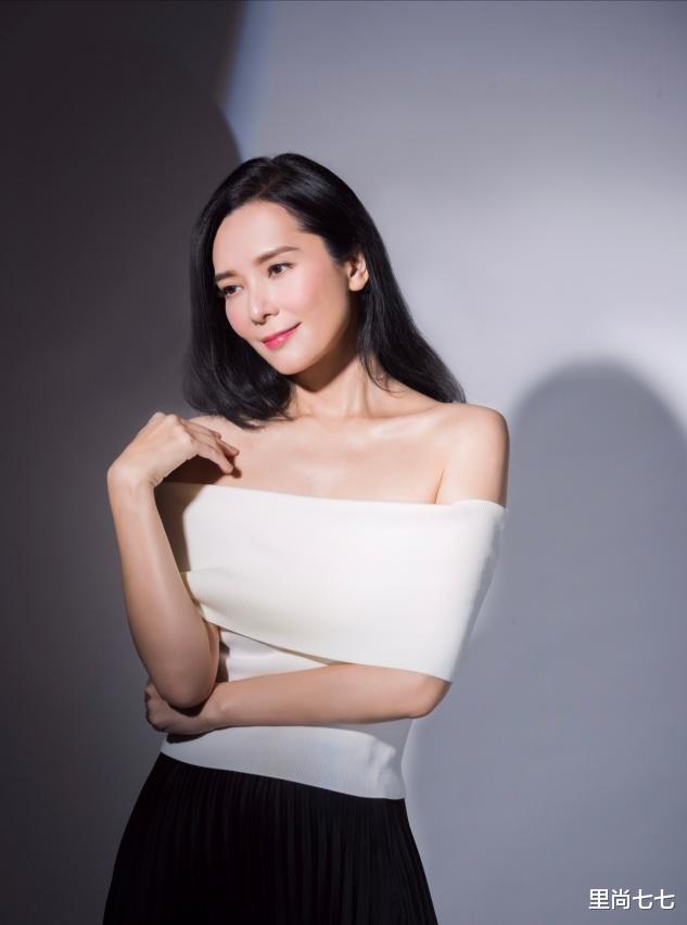 里尚七七|41岁郭羡妮罕见晒照，素颜皮肤超嫩像二十，女儿五官随她太优越