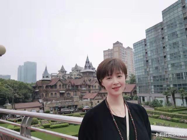 卡莉时尚show|蒋欣私服终于美了，百褶裙配开衫减龄又洋气，“瘦”下来漂亮极了