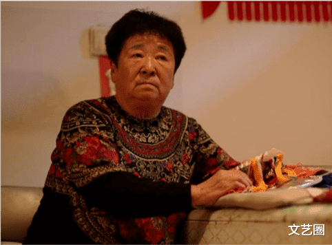 家暴 73岁网红田姥姥疑遭家暴，被孤立委屈落泪，网友称其眼里的恐惧不像演出来的