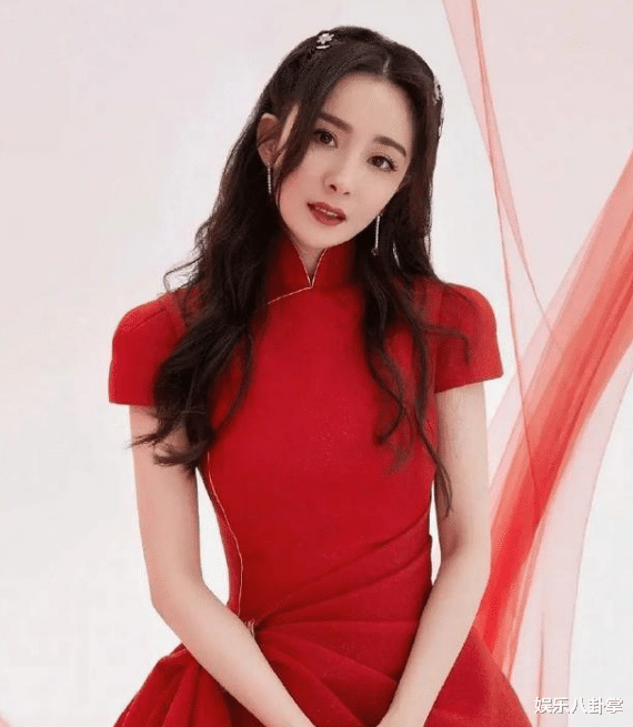 杨幂|16年前,有谁注意到刘亦菲身后打伞的小女孩,现已火得一塌糊涂!