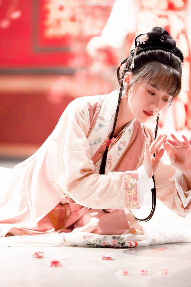 穿衣搭配 长着一张“千金脸”的她，还真演不了“丫鬟”！看着就很贵气