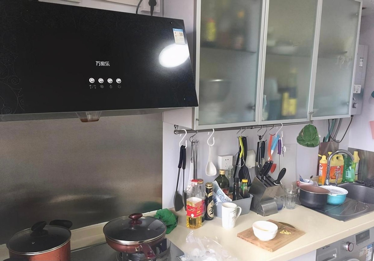 家居超人 建议：灶台上别摆瓶瓶罐罐了！教你正确做法，干净不占地方