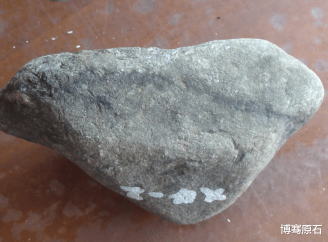 翡翠手镯|35岁女老板人美胆大，45万的“猛料”直接切出了一卡车翡翠手镯！