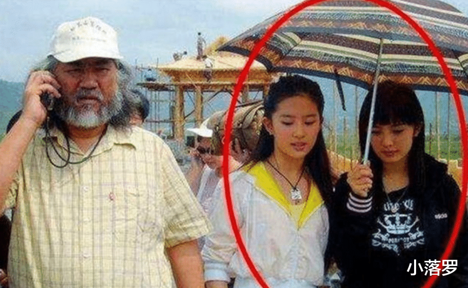 杨幂|25张罕见照：给刘亦菲打伞的杨幂，吸烟的曹操，泳池里的邓丽君