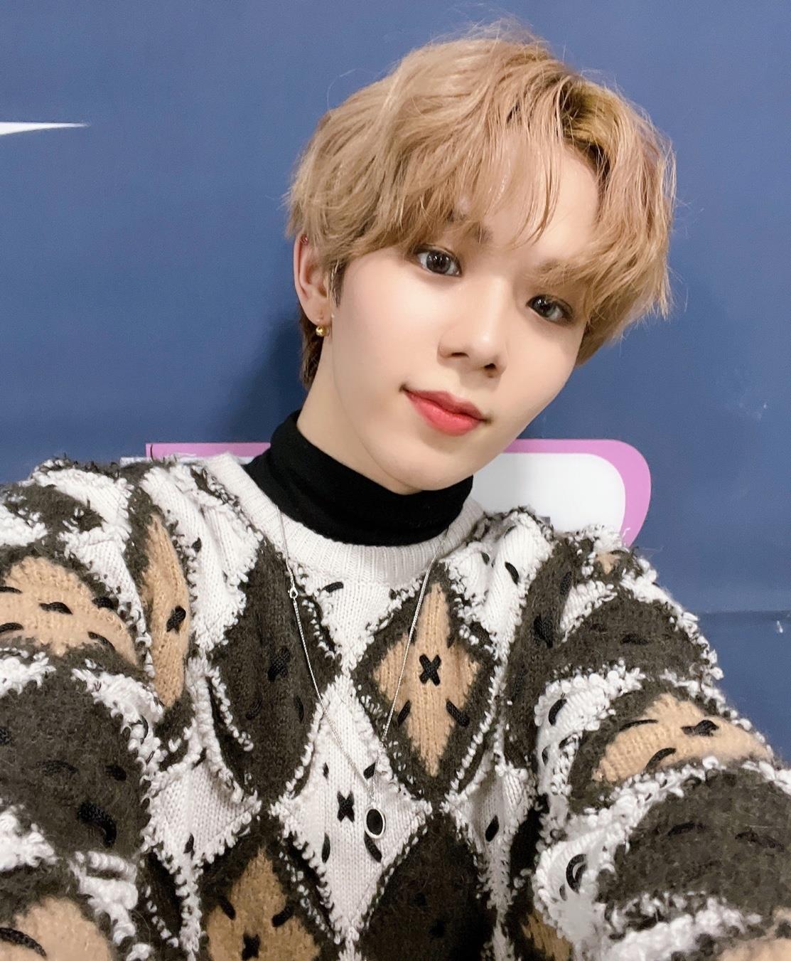 NCT|NCT粉丝买两箱专辑丢在路边，成员小卡被抽走，像内娱倒牛奶事件