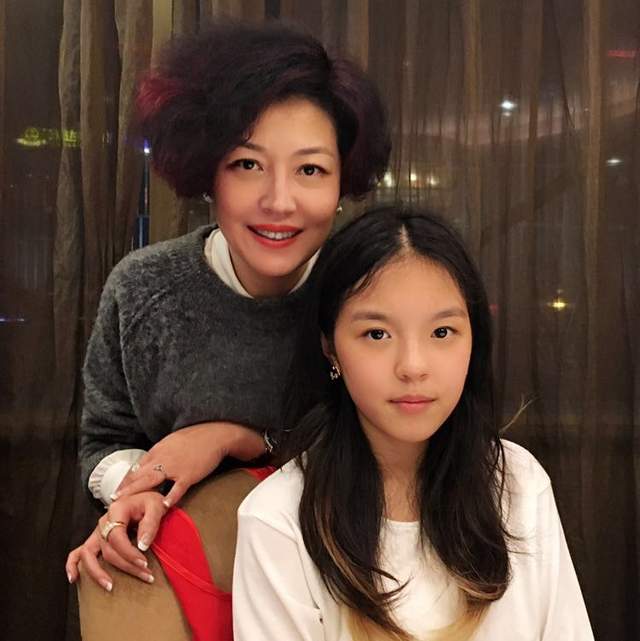 李咏|李咏的女儿法图麦·李：9本日记见证父爱，与妈妈在悲痛中坚强