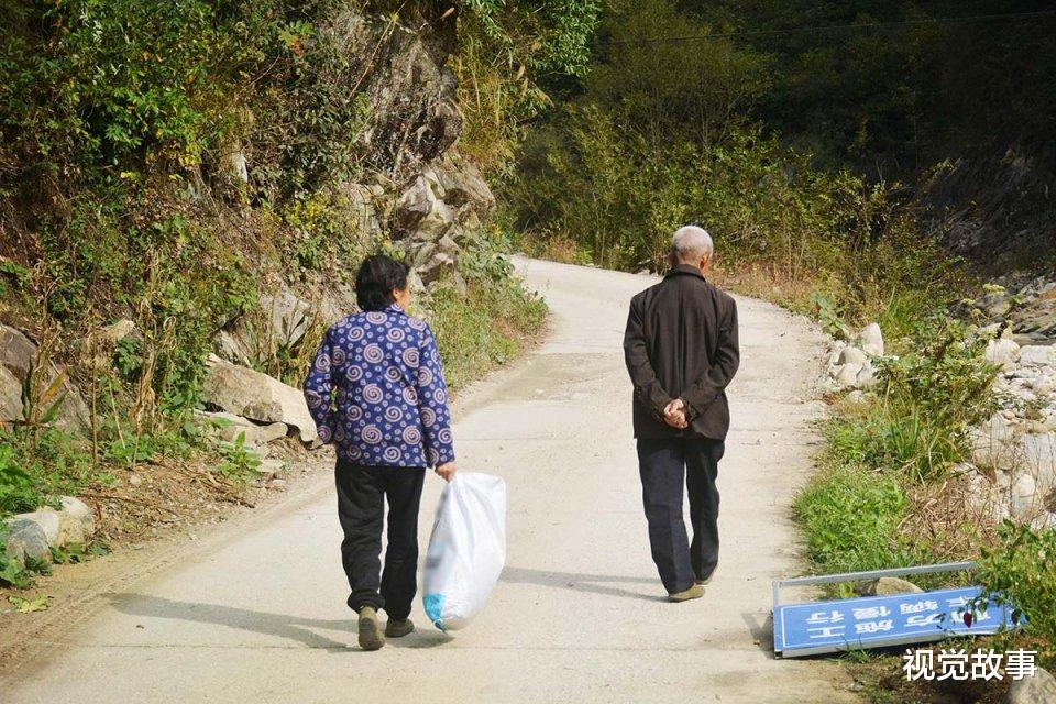 78岁爷爷满头白发,带73岁奶奶摘菊花,收入越高儿孙越不高兴