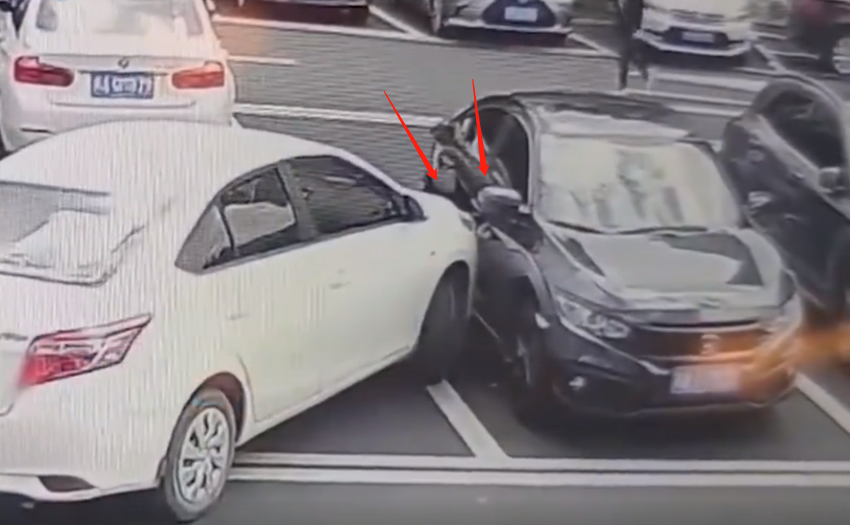 摄像头 女司机停车秀“神操作”,间隔4个空位撞到私家车,车主都蒙了