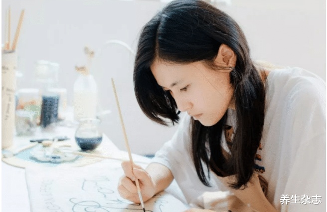 养生杂志|女子吸烟3年确诊肺癌！医生叹息：吸烟时有4个习惯，肺病至少早来10年