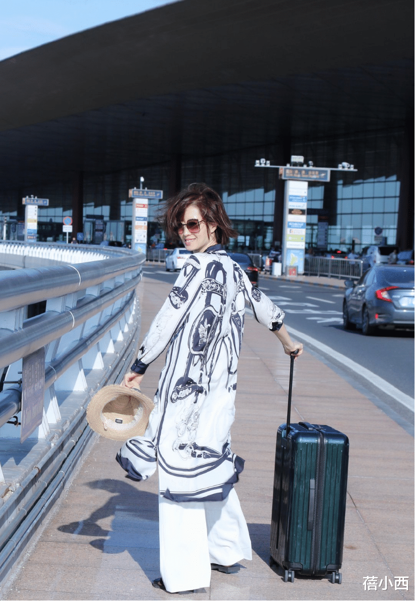 |刘敏涛剪了短发真洋气，穿印花上衣配阔腿裤，再戴帽子显瘦又显高