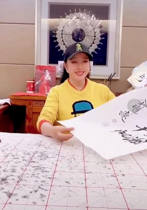 刘晓庆|65岁刘晓庆晒写书法视频，耳朵看着太吓人，越变越长与脖子连成一体