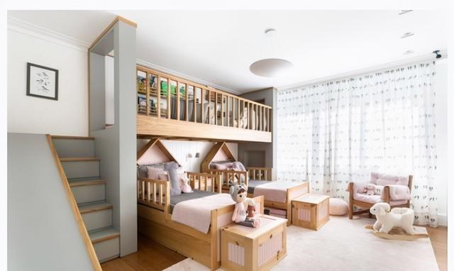 儿童房不用做上下铺，打个地台床可睡2个娃，顶部再挂个多功能区
