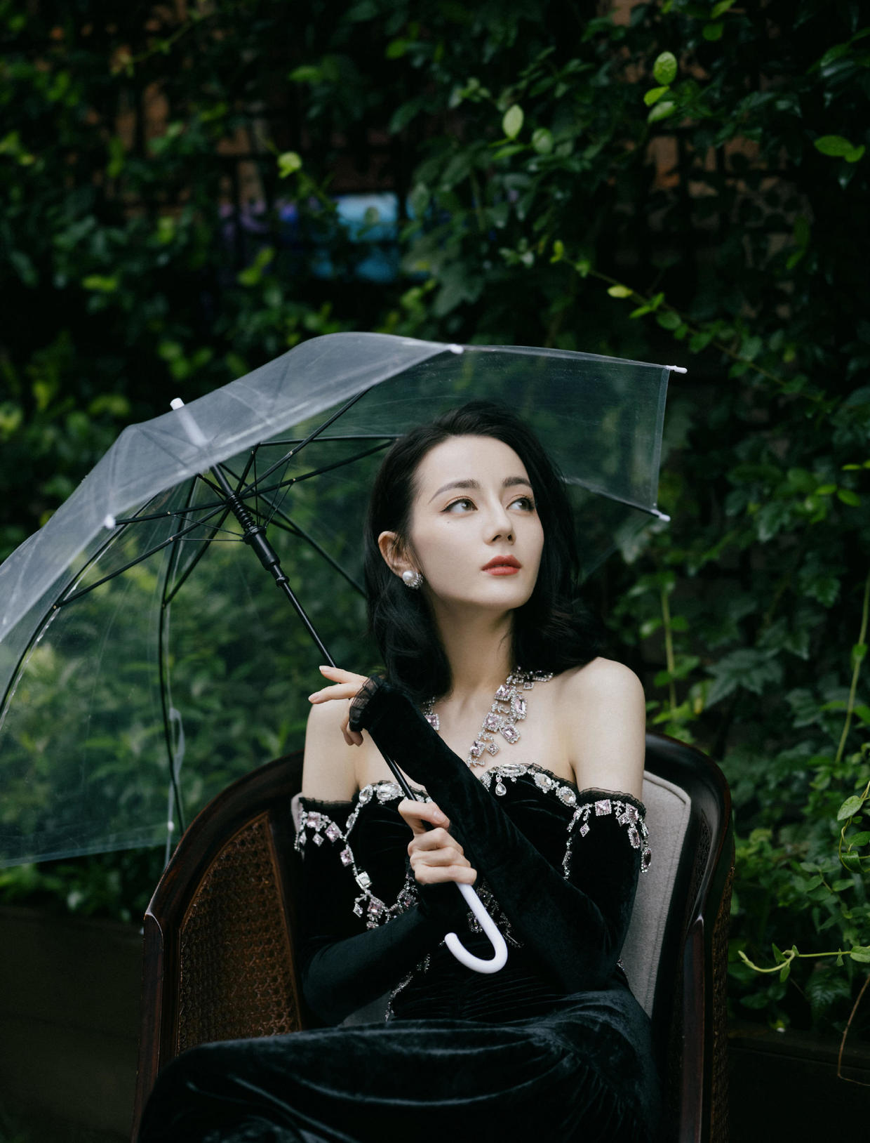 张颂文|迪丽热巴又美出圈了，黑丝绒连衣裙秀直角肩，这气质同龄人比不了