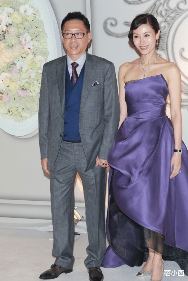 蓓小西|李嘉欣都被老公宠成公主了，穿紫色抹胸裙高贵优雅，哪像51岁了？