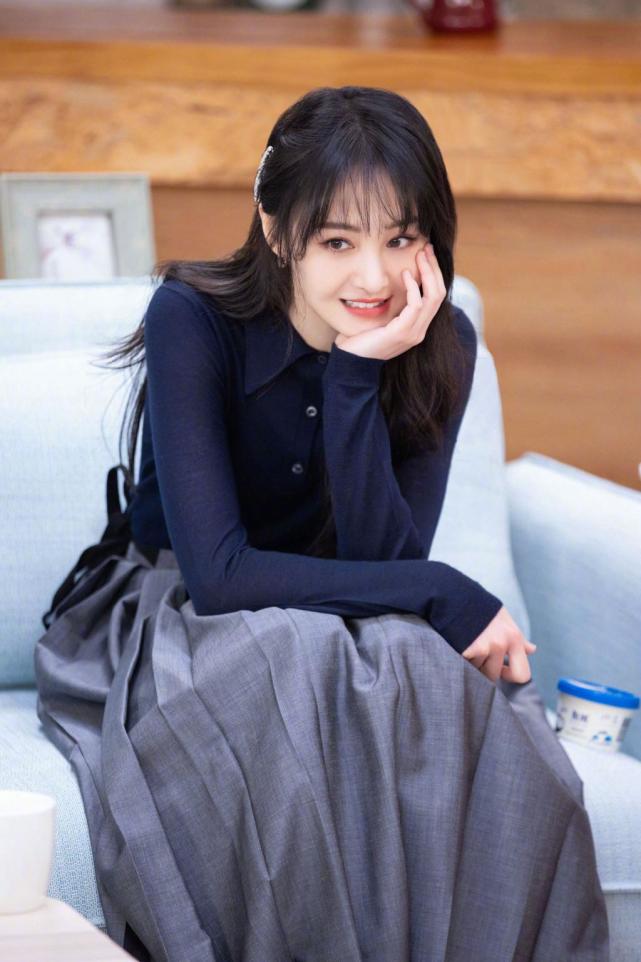 郑爽|?郑爽爸爸现身街头愁容满面，频刷手机疑为女儿担心，背景图好讽刺