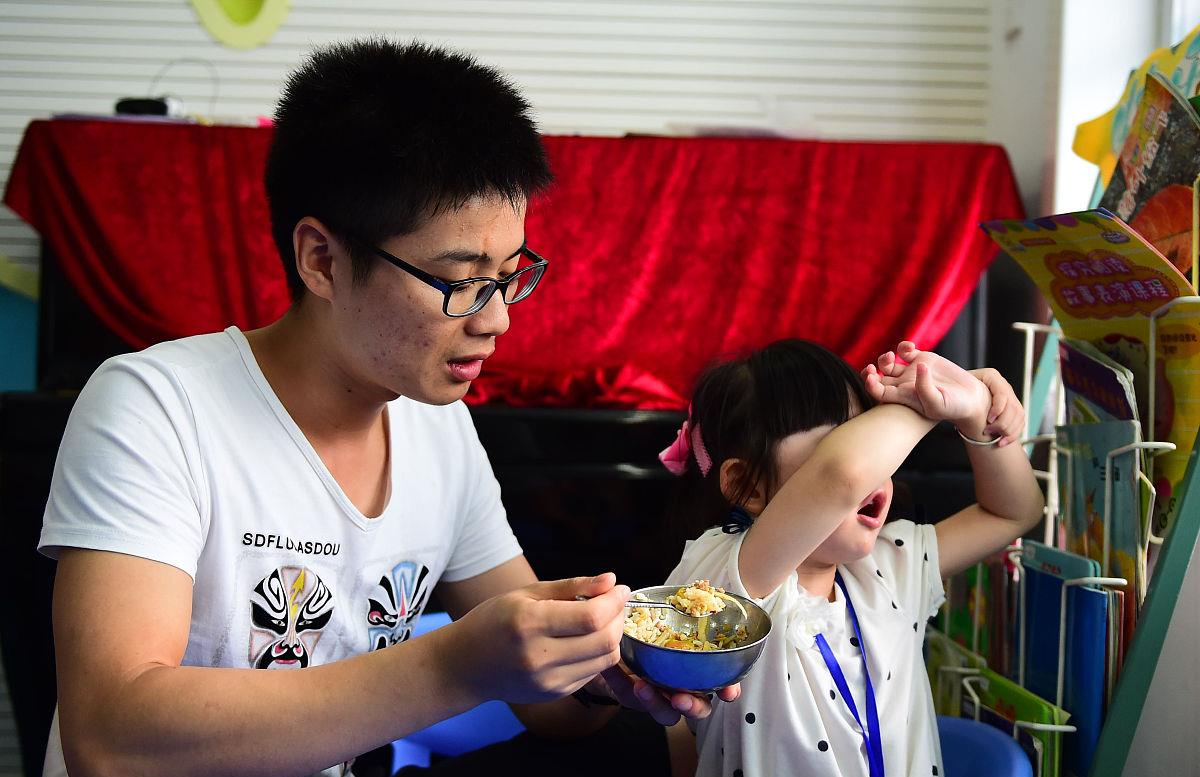 吴洪娜聊说育儿|大人觉得孩子能独立吃饭，自然就可把饭吃完，其实有反差