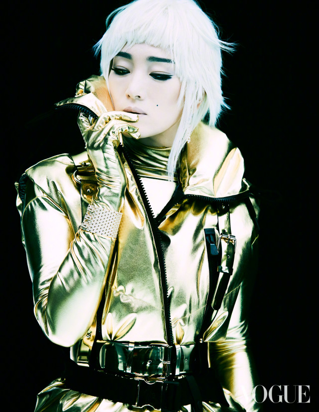 时尚风行派|巩俐首登顶级大刊形象大变!白发+盔甲变战士,杀马特都凹出科技感