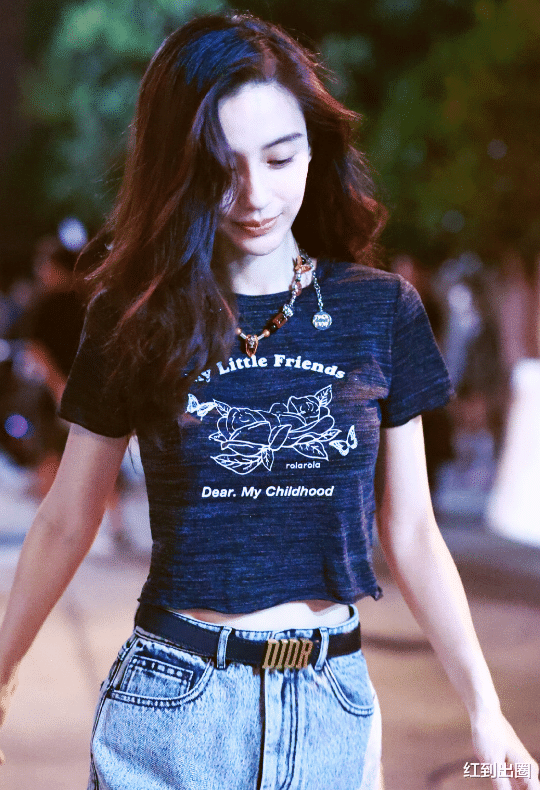 生图|baby上班被路人抓拍生图，穿超短裤双腿瘦成竹竿，发际线又上移不少