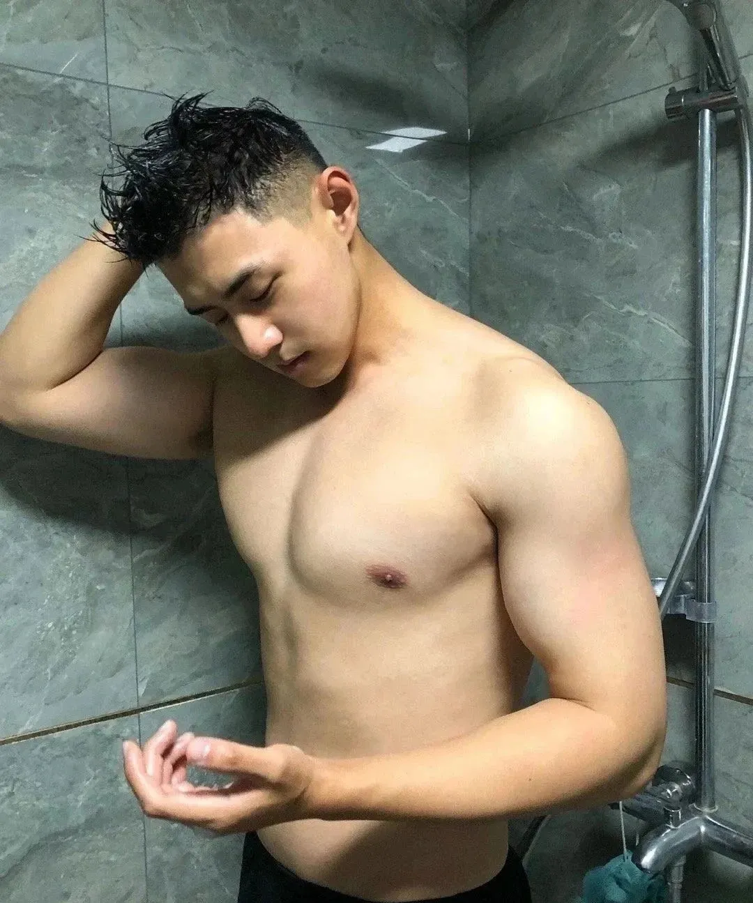 |白皙健壮小哥浴室照绝了，这身材颜值你爱了吗？