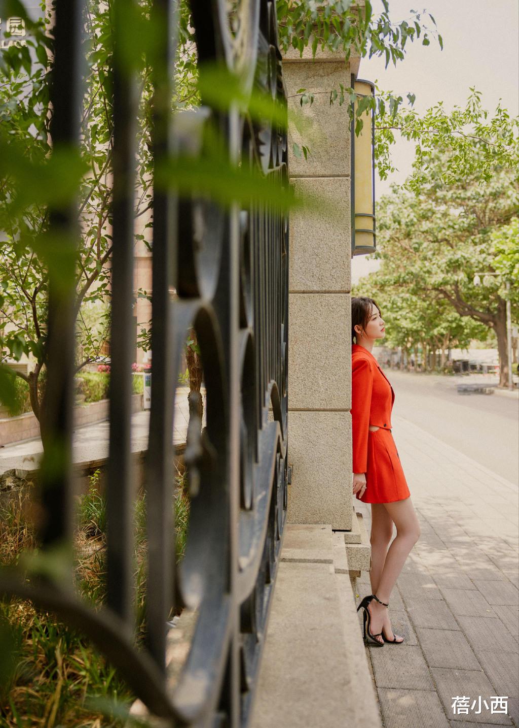 李沁|李沁才是腿精代表，“真空”穿西装裙气质惊艳，尺度拿捏得刚刚好