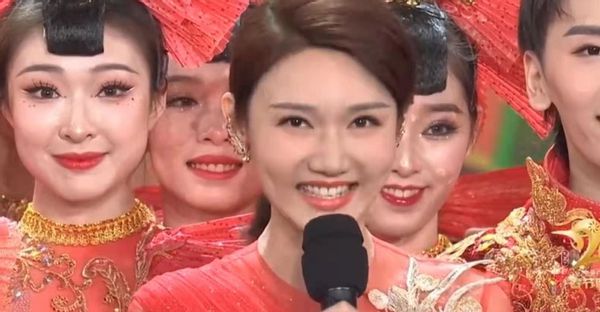 前方社会冲锋号 “春晚最年轻女主持”火了！被誉为“小董卿”，入职5年就上春晚