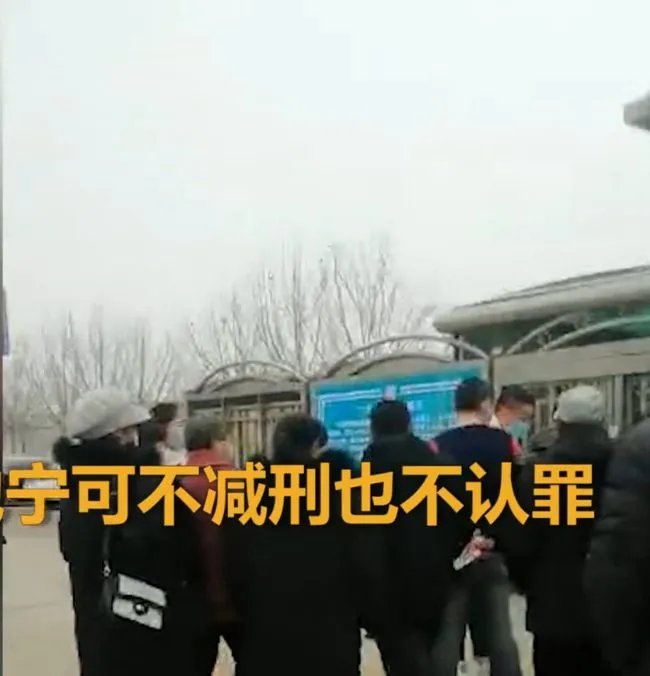 小胖鱿 与女生发生关系后称“双方自愿”，为何东哥没事，他坐牢了？