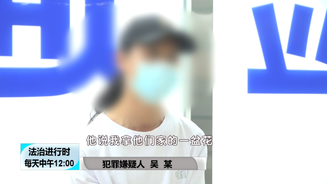 城管 “长发黑衣女子”街边砸车，动机是“曾经被人冤枉”