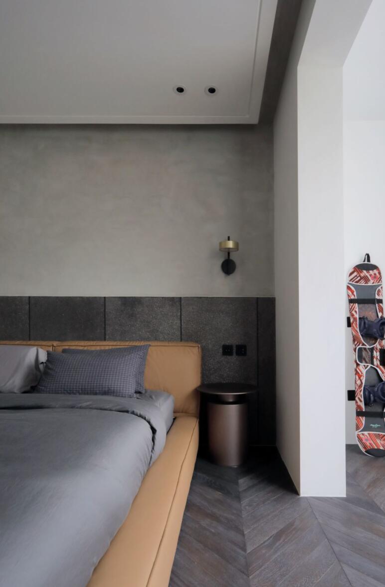 为追求极简,他坚持不要踢脚线,新房完工后,高级又显品味